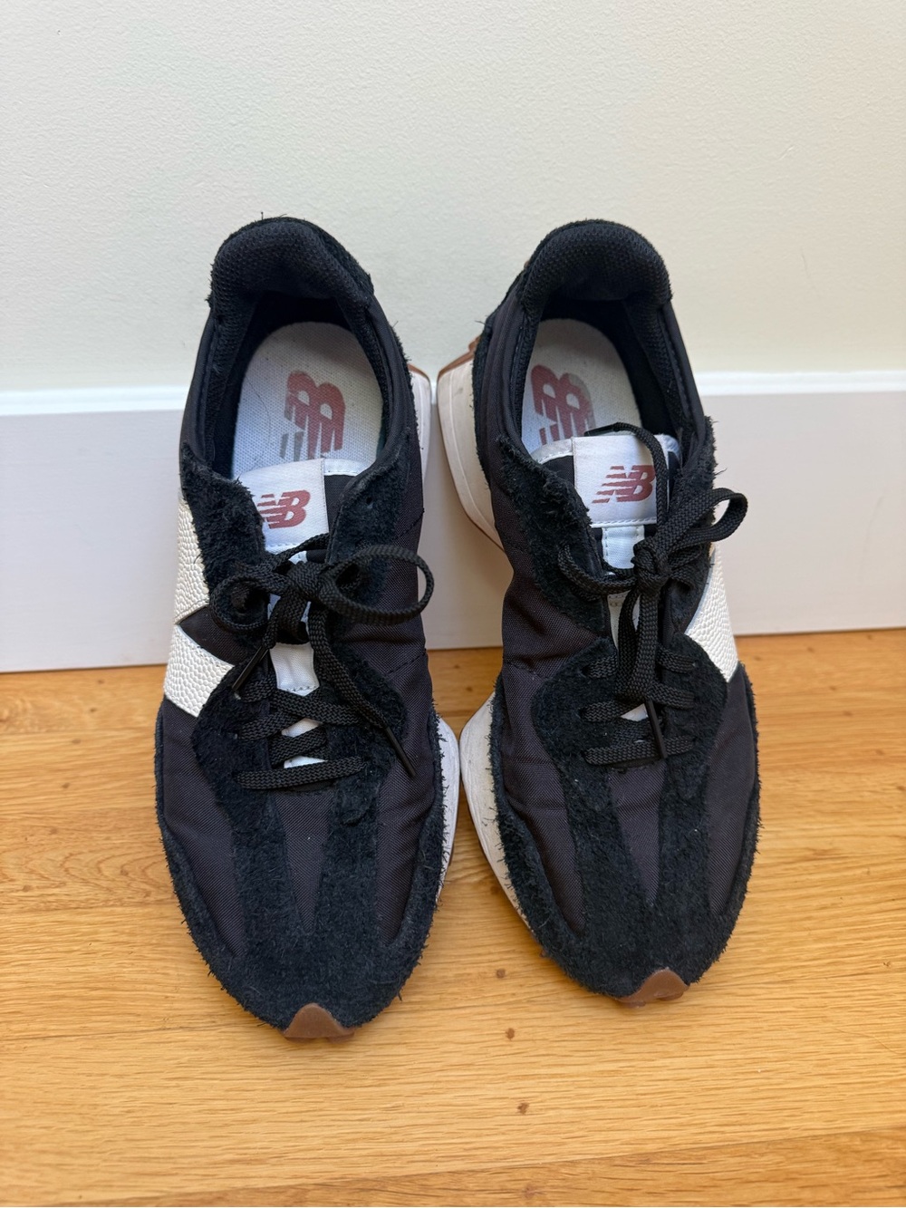 Women’s New Balance 327 Black and White Sneakers, size 8.5 - Picture 2 of 9